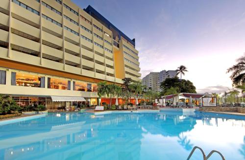 圣多明各Dominican Fiesta Hotel的大楼前的大型游泳池