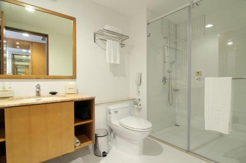 台中市台中富信大飯店的一间带卫生间和玻璃淋浴间的浴室