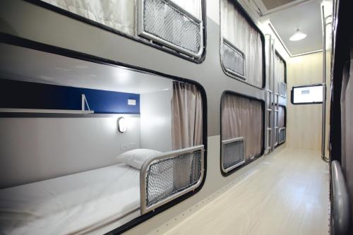 曼谷拷山传说青年旅舍（咖啡馆及旅舍）的一辆火车车厢的侧面,有一张床