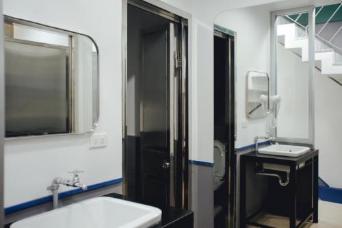 曼谷拷山传说青年旅舍（咖啡馆及旅舍）的一间带水槽和镜子的浴室