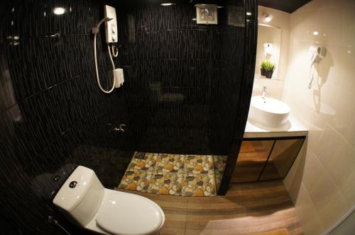 刁曼岛明苏X莱克特度假酒店的带淋浴、卫生间和盥洗盆的浴室