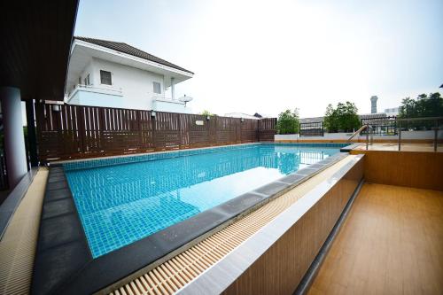 曼谷帕拉索@罗查达12酒店的一座蓝色的游泳池