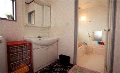津市悠山庄B栋和式的浴室配有水槽、浴缸和水槽