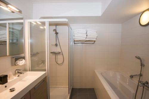 东弗利兰维里瑞克公寓的带淋浴、盥洗盆和浴缸的浴室