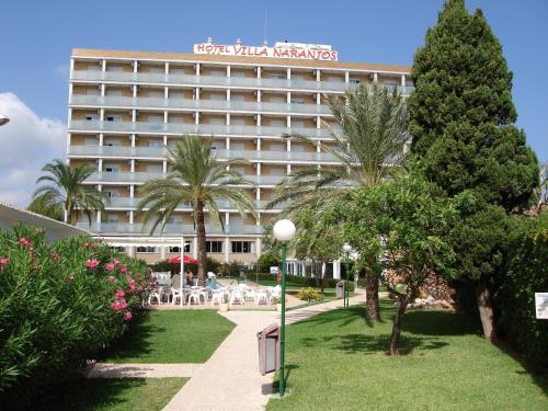 哈维亚诺兰约别墅酒店的一座楼前有棕榈树的酒店