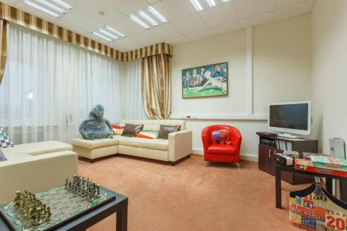 莫斯科Hostel "Red Moscow"的带沙发和电视的客厅