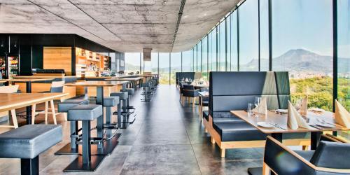 萨尔茨堡COOL MAMA Salzburg的餐厅设有桌椅和窗户。