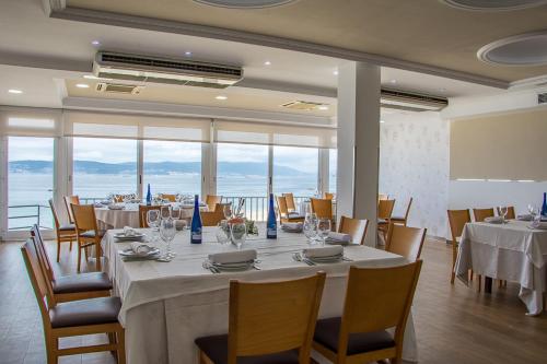布埃乌餐厅洛雷罗酒店的一间带长桌和椅子的用餐室