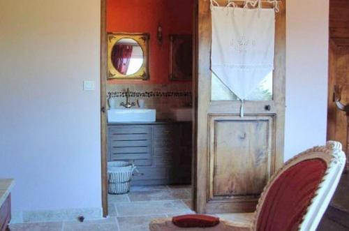 普卢巴拉内克奥克斯波特斯德布雷阿尚布尔酒店的一间带水槽的浴室和一个带镜子的门