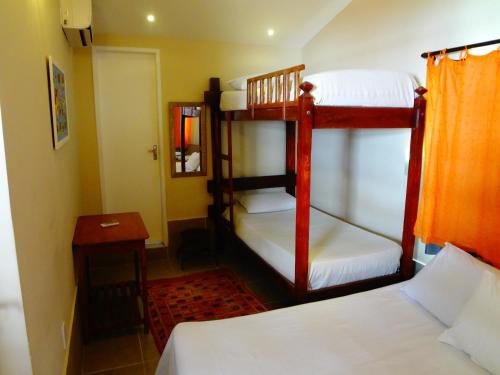 Albergaria Hostel客房内的一张或多张双层床