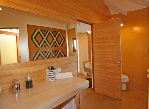 安加罗阿拉帕努伊酒店的一间带水槽和卫生间的浴室