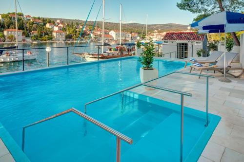 米欧纳Hotel Milna Osam - Adults Only的享有水景的游泳池