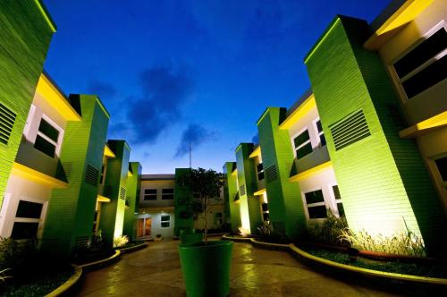 公主港普林塞萨港苟酒店的停车场内一排绿色的建筑