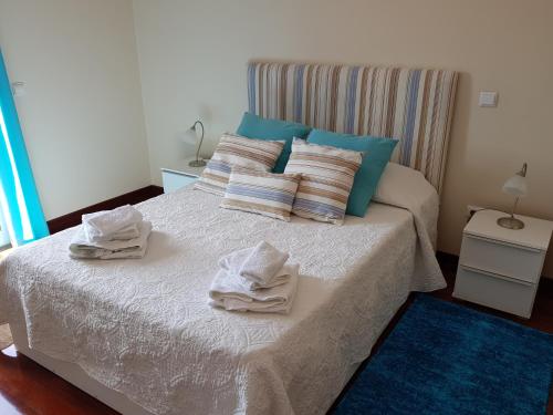 丰沙尔Vila Régia的一间卧室配有带毛巾的床