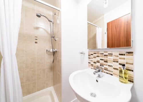 珀斯阳光水岸大厦地铁酒店的一间带水槽和淋浴的浴室