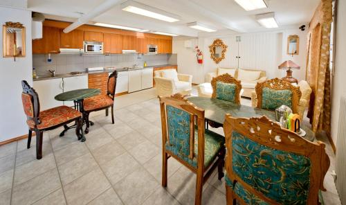 坦佩雷芒果酒店的厨房以及带桌椅的用餐室。