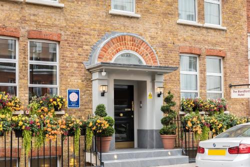 伦敦布兰德福德酒店的门前有鲜花的砖砌建筑