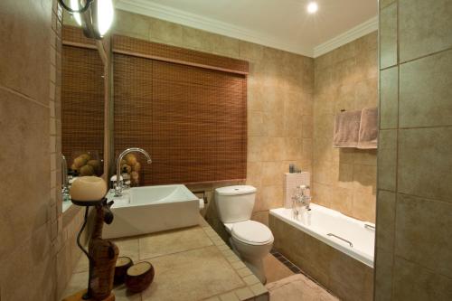 弗莱海德Pin Oak Cottage的浴室配有卫生间、浴缸和水槽。