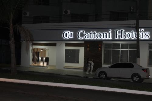 拉热斯Hoteis Cattoni的晚上停在酒店门前的汽车