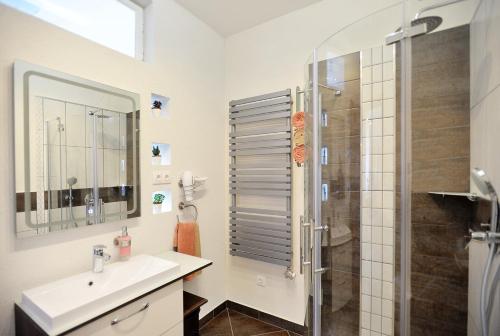 埃格尔Nobilis Apartman Eger的白色的浴室设有水槽和淋浴。