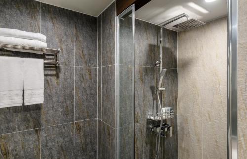 济州市济州酒店的带淋浴的浴室和玻璃门