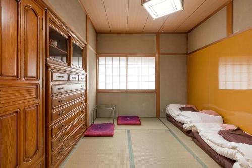 京都书法家旅馆的一间带两张床和梳妆台的卧室