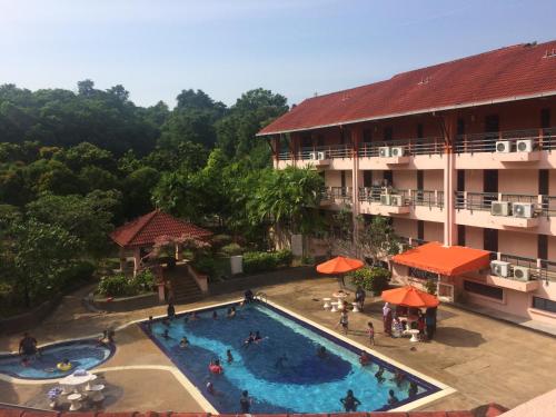 马六甲马来西亚马六甲赛丽酒店的享有酒店游泳池的顶部景色