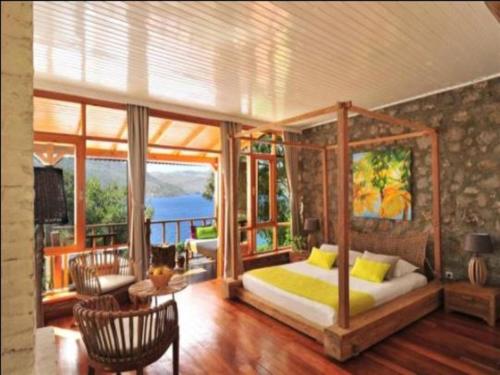 博兹布伦卡里亚贝尔 - 成人+12酒店的一间卧室设有一张天蓬床和一个阳台