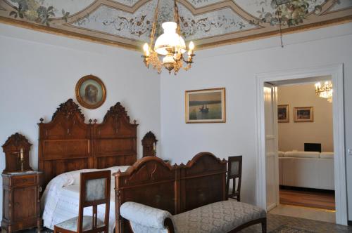 莫迪卡Casa Sipione Papa的一间卧室配有一张木床和吊灯。