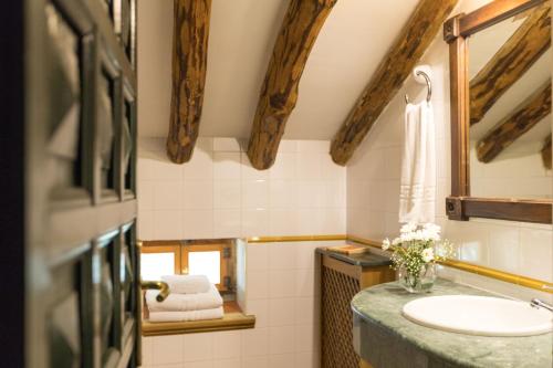 布伦切尔CALERILLA Hotel的一间带水槽和镜子的浴室