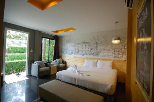 卡马拉海滩SHA The Regent Resort Phuket Kamala Beach的酒店客房设有一张床和一个大窗户