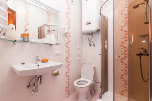 塔塔里夫普罗文斯酒店的浴室配有卫生间、盥洗盆和淋浴。