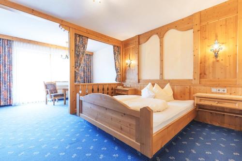 洛伊塔施Bergidyll & Hotel Trofana的一间卧室,卧室内配有一张大床