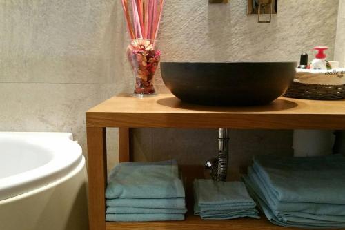 都灵La locanda dell'artista的浴室水槽旁的碗架上的一个碗