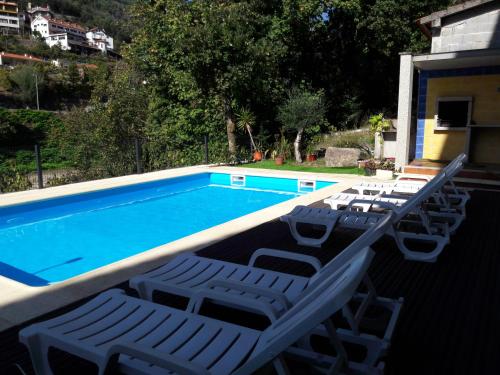 吉尔斯Casa Ribom的一组躺椅和一个游泳池