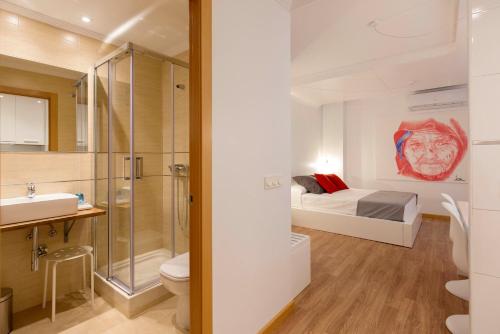 萨拉曼卡San Justo Plaza的一间带卫生间的浴室和一张位于客房内的床。