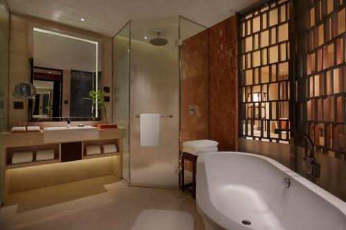 青岛山港凯悦酒店 （石老人海水浴场·会展中心）的一间浴室