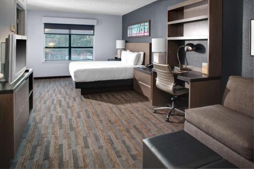 达拉斯达拉斯凯悦酒店 的配有一张床和一张书桌的酒店客房