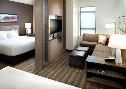 匹兹堡匹兹堡布鲁姆菲尔德莎迪赛德悦府酒店的酒店客房,配有床和沙发