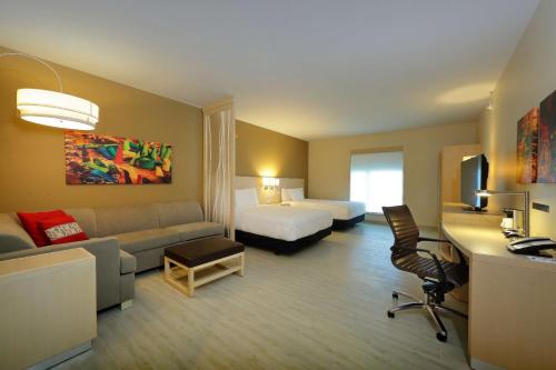 特古西加尔巴特古西加尔巴凯悦嘉轩酒店的酒店客房,配有床和沙发