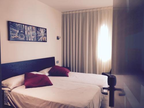 Sangonera La SecaTorrecobijo的酒店客房设有两张床和窗户。