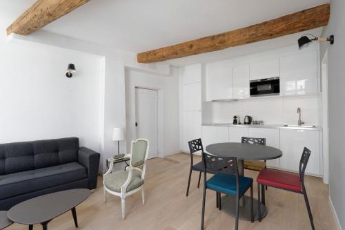 蒙彼利埃L'Argenterie, Apparts de charme climatisé parking gratuit的客厅配有沙发和桌椅