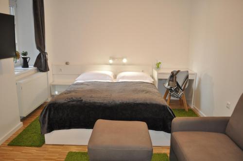 萨格勒布城市风格公寓的一间卧室配有一张大床和一张沙发