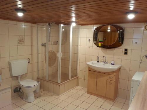 博特罗普博特罗普艾戴蒂公寓的带淋浴、卫生间和盥洗盆的浴室