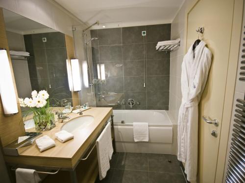 喀山美丽华酒店的浴室配有盥洗盆和浴缸。