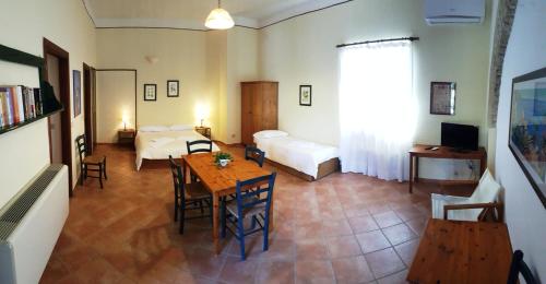 巴蒂帕利亚Farmstay La Morella的一间带桌子的客厅和一间卧室