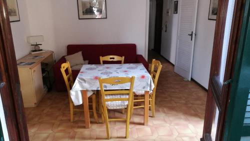 马西亚娜马里纳Appartamento Visibelli的一间带桌椅的用餐室