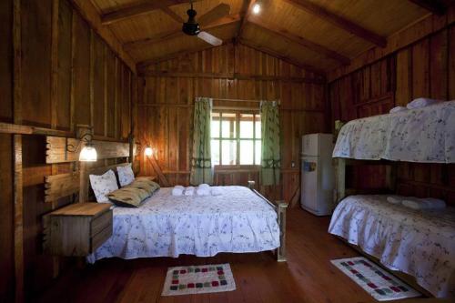 埃尔索韦维奥Aires del Monte的木制客房内的一间卧室,配有一张床