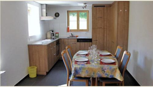 米伦申比尔小木屋酒店的带桌椅的厨房以及带桌椅的厨房。