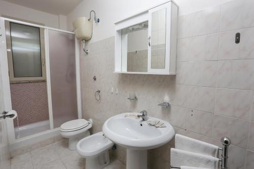 庞特卡格纳诺Camping Lido di Salerno的一间带水槽、卫生间和镜子的浴室